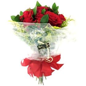 thumb-buque-12-rosas-vermelhas-com-ruscus-e-tangos-em-papel-celofane-1