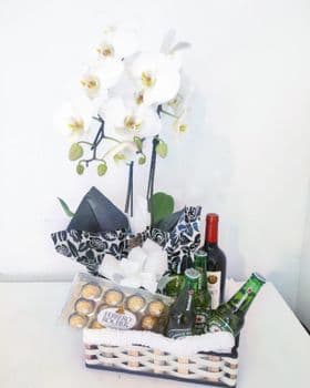 Cesta com orquídea, vinho, cervejas, chocolate