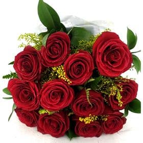 thumb-buque-12-rosas-vermelhas-com-ruscus-e-tangos-em-papel-celofane-0