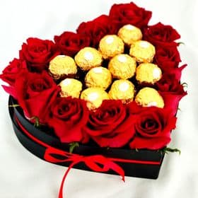 Box coração com 12 rosas e  12 ferrero rocher